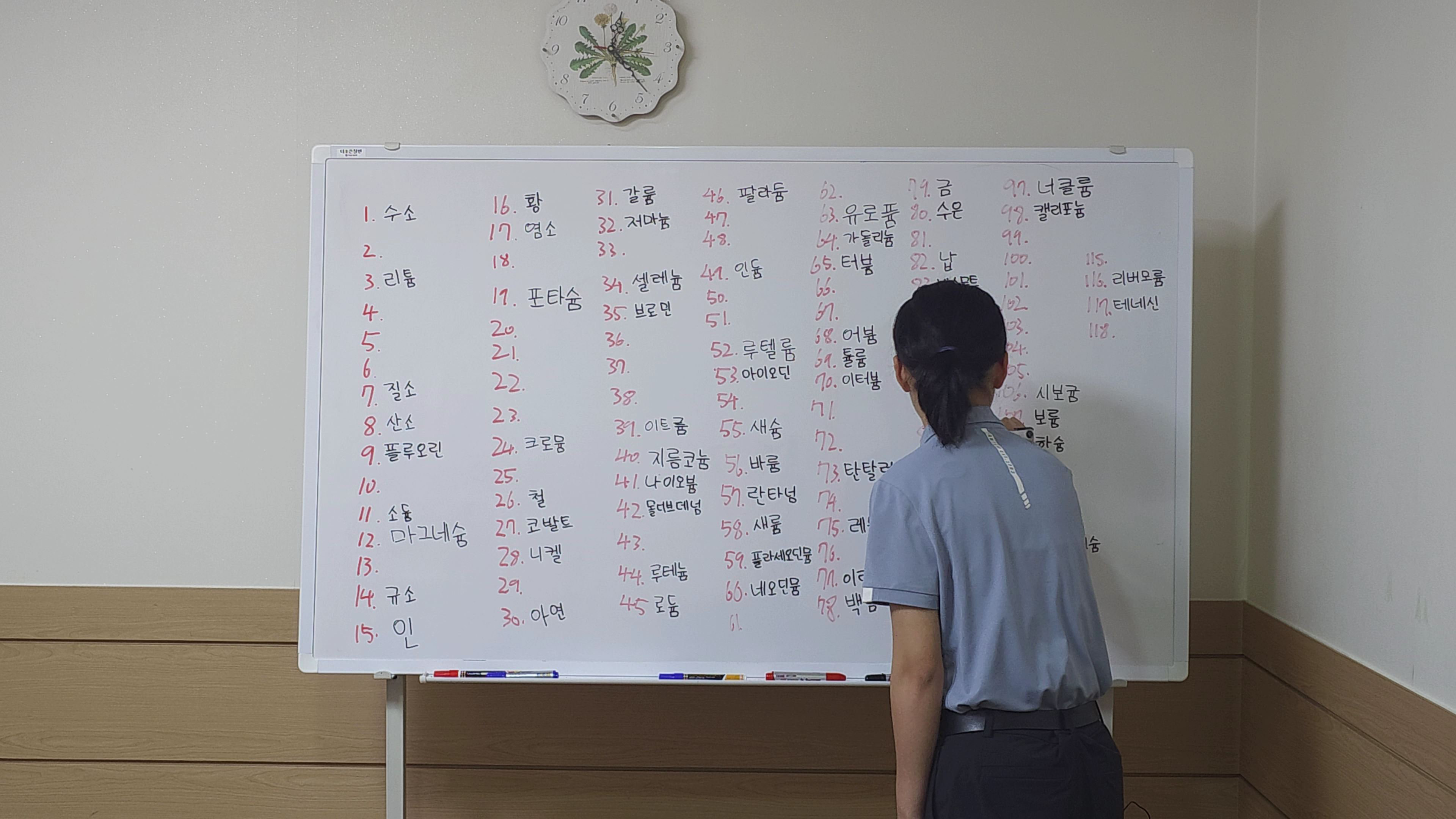 두비전 기존 수업에서 학생이 화이트보드 앞에서 활동하는 장면. 앉아서 자료를 볼 때와 다른 활동 자리를 살펴볼 수 있습니다.