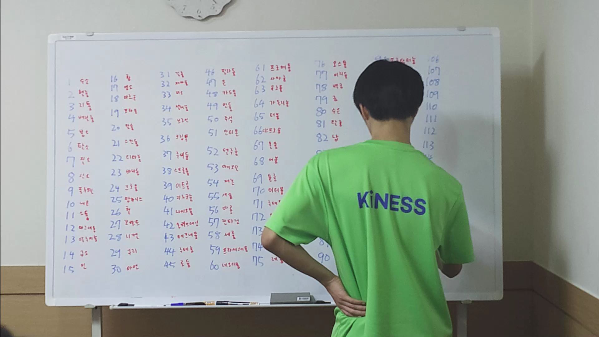 두비전 기존 수업에서 학생이 화이트보드에 내용을 적는 장면. 학생이 직접 기록하는 활동의 모습을 볼 수 있습니다.