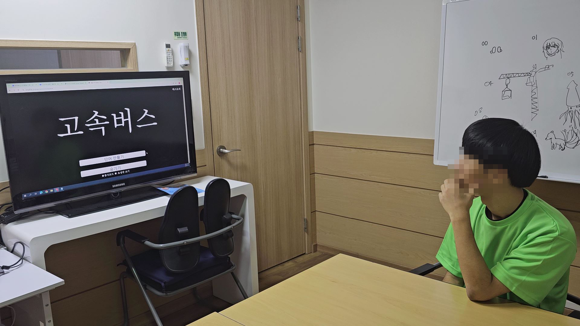 두비전 기존 단어 활동에서 학생이 화면 옆에 앉은 장면. 자료를 보고 생각할 때의 수업 환경을 참고할 수 있습니다.