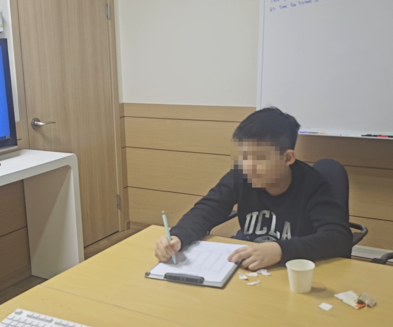 두비전 기존 수업에서 학생이 책상 위 종이에 적는 장면. 학생의 활동을 가까이에서 살피는 관점으로 볼 수 있습니다.