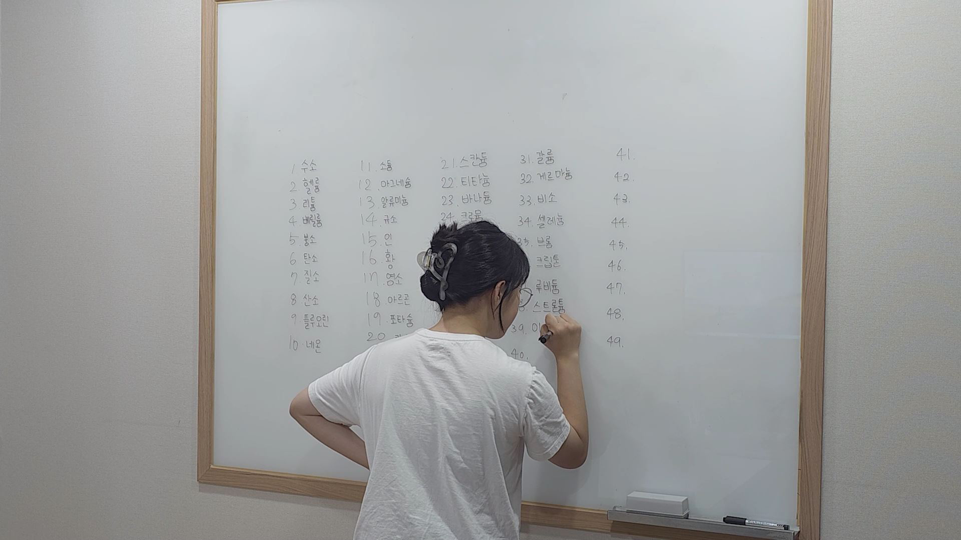 두비전 기존 수업에서 학생이 보드에 직접 적는 장면. 학생이 참여하는 활동 공간을 참고할 수 있습니다.